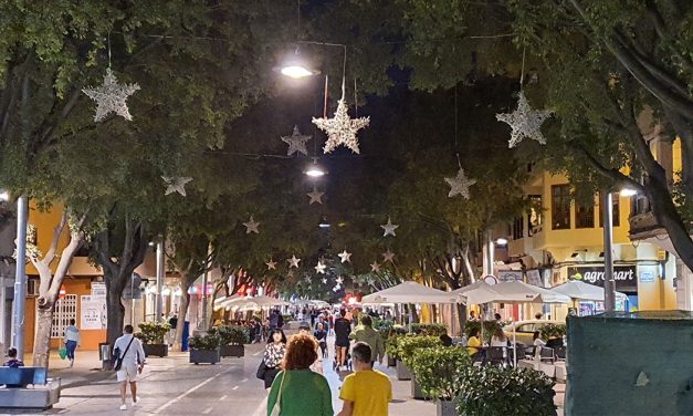 Erste Weihnachtsbeleuchtung in Palma hängt