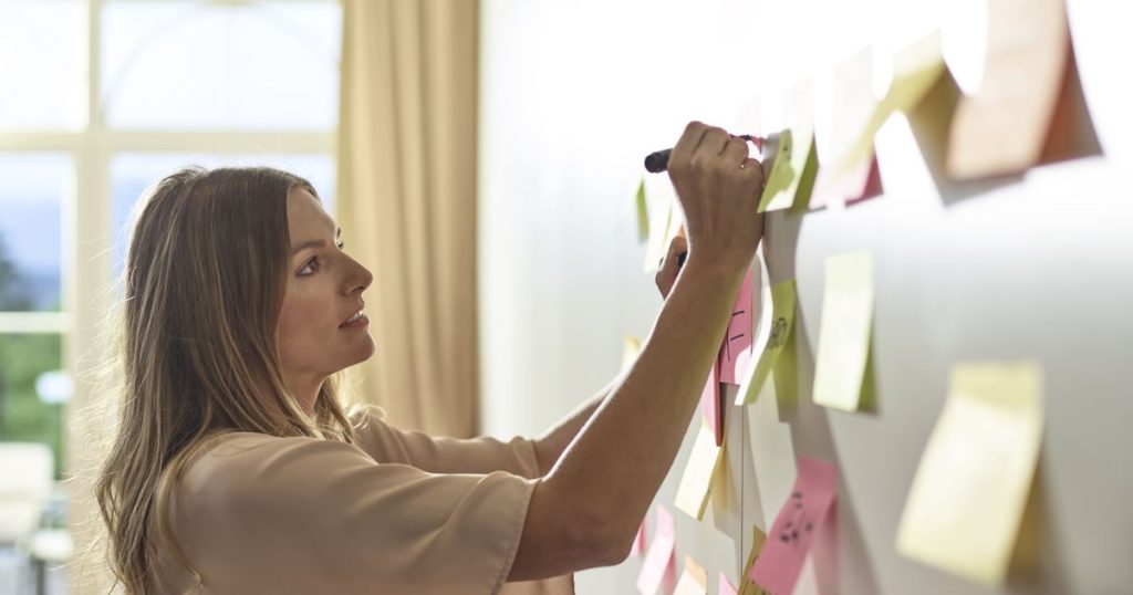 Aufräumen lohnt sich
Frau geht Post-Its durch und stößt dabei auf einen lebensverändernden Zettel