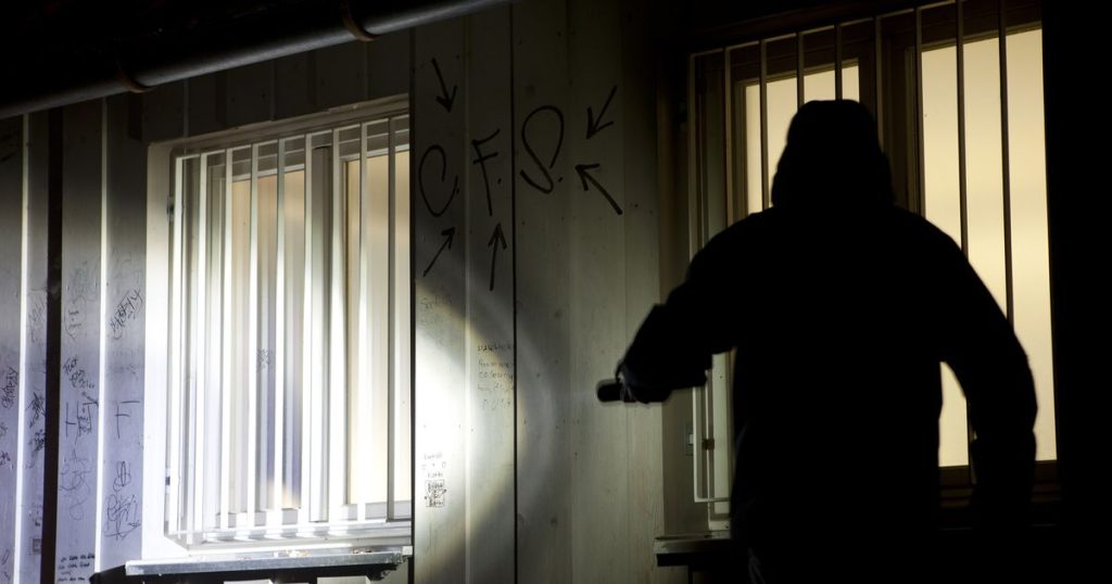 Täter klagte über Hunger
        
          87-Jährige wird überfallen – und gibt dem Einbrecher Essen