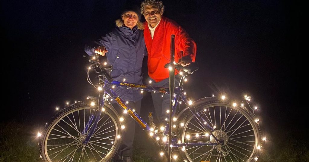 Liebe kennt keine Grenzen
        
          Inder radelt 7.000 km nach Schweden für die Liebe