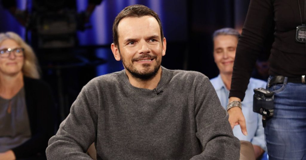 Steffen Henssler
        
          So einfach gelingt der perfekte Pizzateig