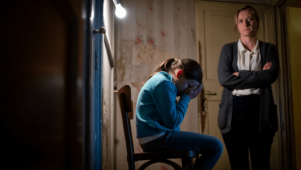 Gaslighting durch die Eltern: Diese Sprüche können fatale Folgen haben