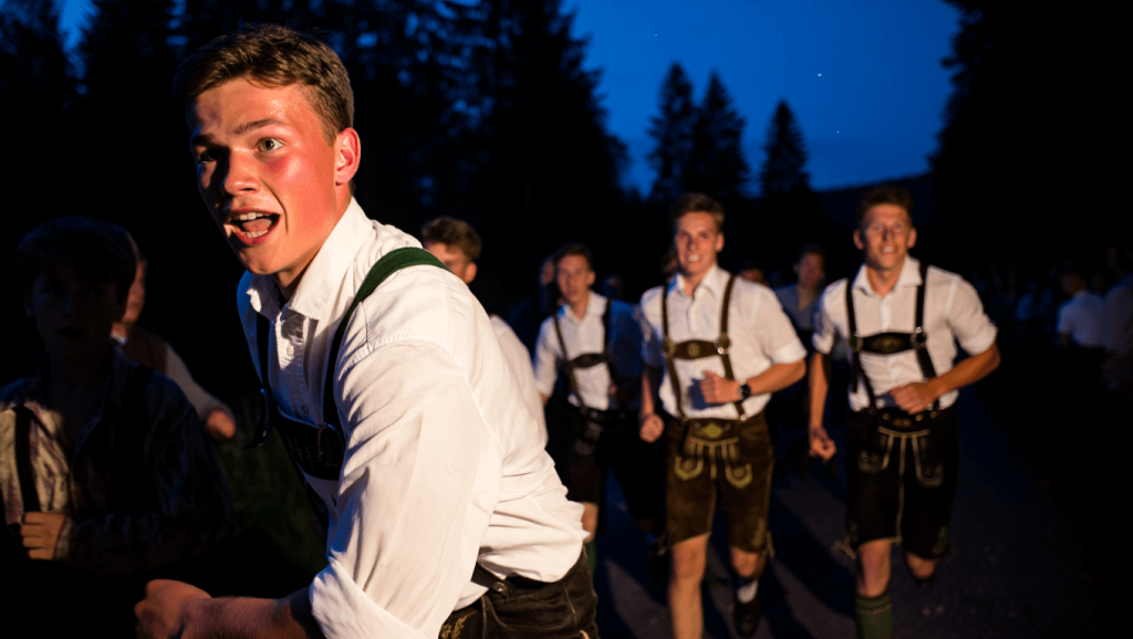 "Maibaum Hunters", ab Fr 17.4. in der ARD-Mediathek

                    Bayerisches Burschen-Brauchtum, frisch aufgebürstet
