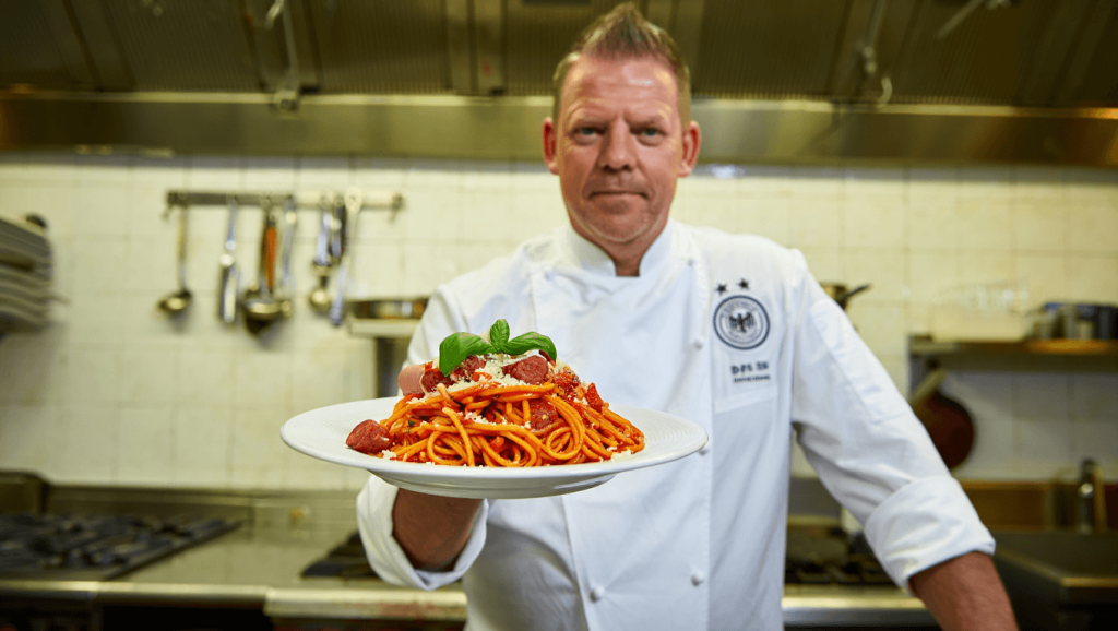 Die vom DFB-Koch kreierte Sucuk-Pasta besteht aus einer würzigen Tomatensauce, Sucuk und selbst gemachten Gnocchis.