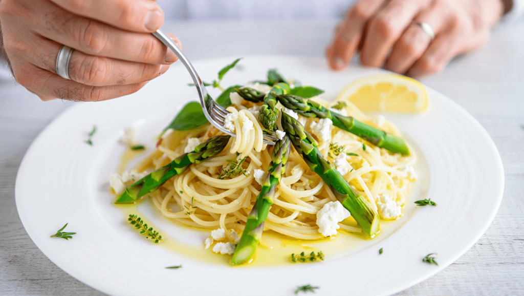 Hensslers schnelle Nummer! Heute gibt es cremige Spargel-Feta-Spaghetti