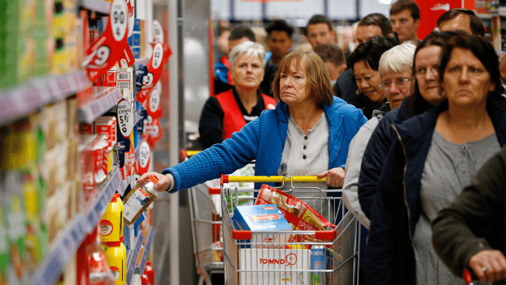 Immer mehr Verbraucher greifen zur günstigeren Eigenmarke. Markenprodukte landen häufig nur noch dann im Einkaufswagen, wenn sie im Angebot sind.