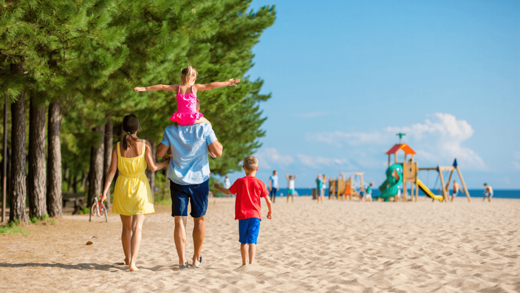 Wandern an der Ostsee mit Kindern: 5 Routen mit Spielplatz, Strand und Abenteuer