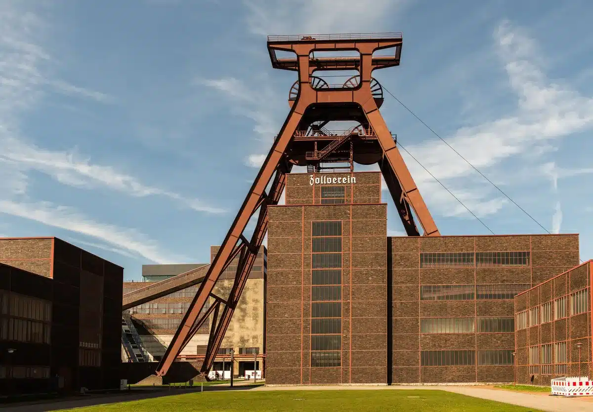Kunstmatige heuvel Halde Hoheward met uitzichtpunten in het Ruhrgebied.