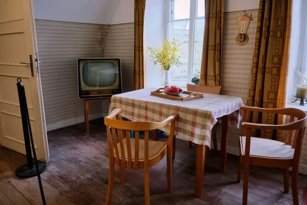 Vintage 1960er Wohnzimmer mit Fernseher und Zuschauern in Silhouetten