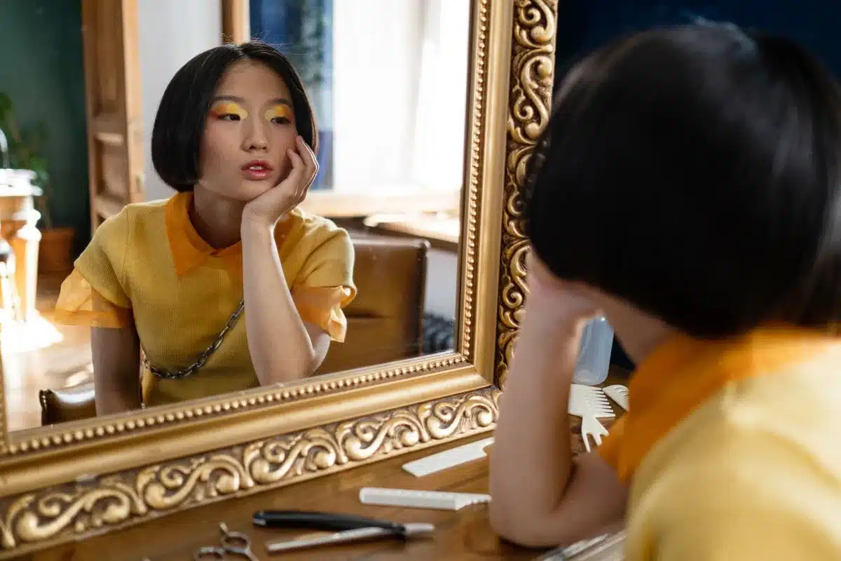 Evolution von Teenie-Make-up zu Glamour-Styling über verschiedene Jahrzehnte
