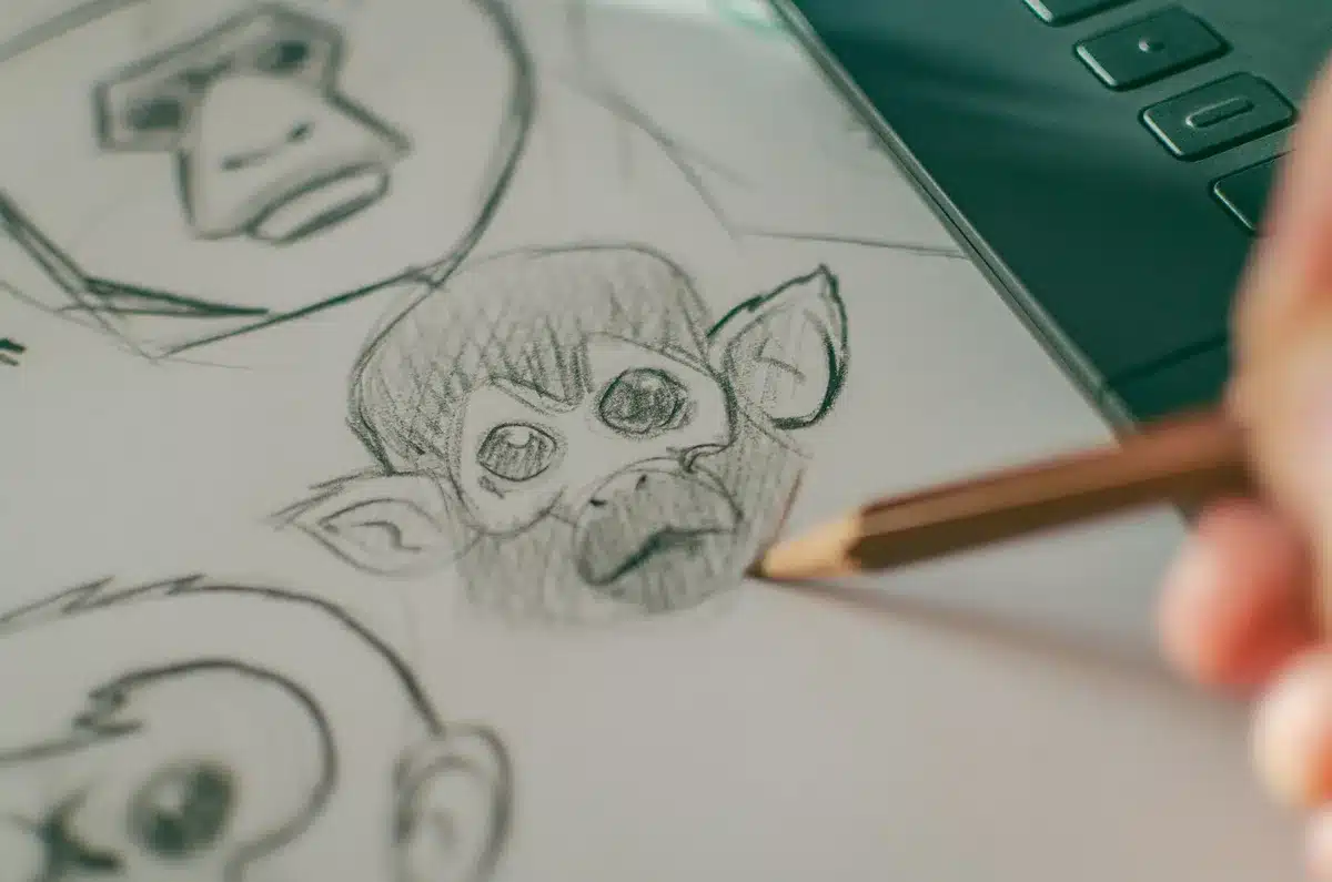 Tekenares aan het werk met potlood en papier, concentratie en creativiteit