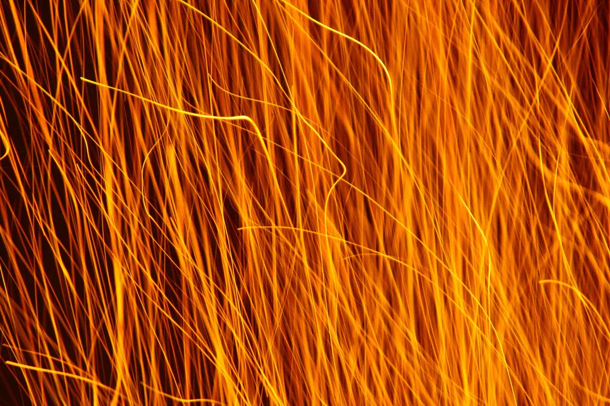Abstrakte Darstellung von dynamischer Energie und Bewegung in Rot- und Goldtönen