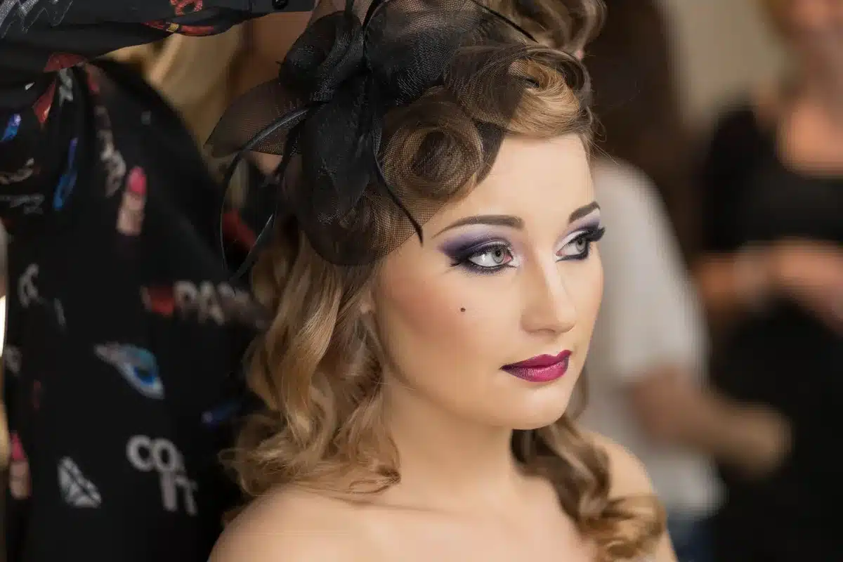 Verschiedene Frisuren und Make-up-Stile nebeneinander, die modische Epochen und persönliche Vorlieben widerspiegeln