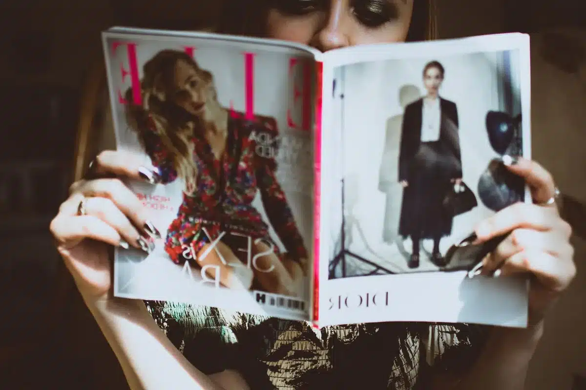 Zeitschriften und digitale Geräte zeigen aktuelle Mode- und Beauty-Trends in Medien