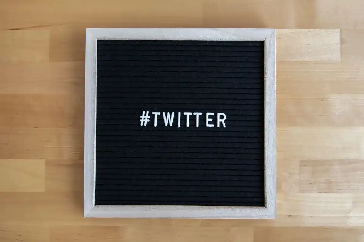 Smartphone-scherm met persoonlijke feed vol vergelijkbare, populaire content