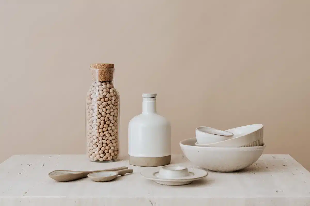 Verzameling van beige, grijze en metallic producten en accessoires in dezelfde stijl