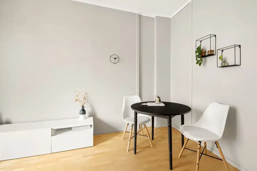 Minimalistische planken met neutrale objecten in beige en grijs, symmetrisch gerangschikt