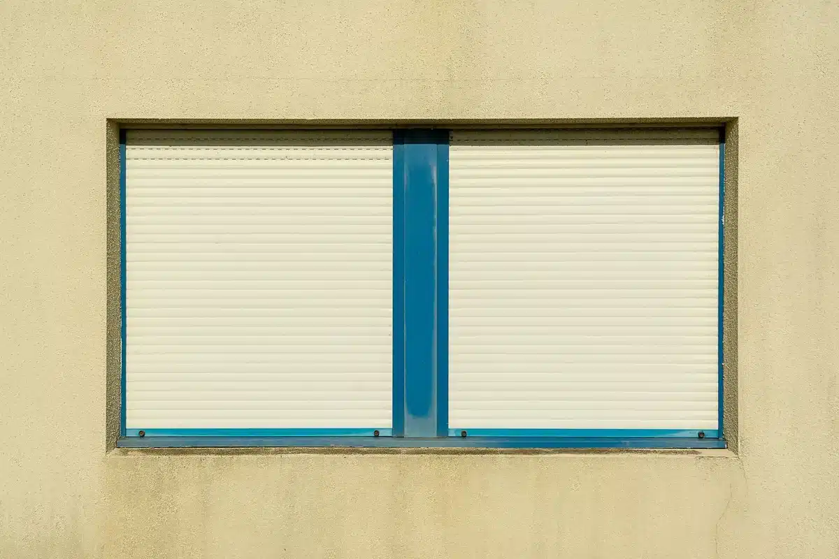 Grüne Fensterläden an einer alten italienischen Hausfassade schützen vor Sonneneinstrahlung