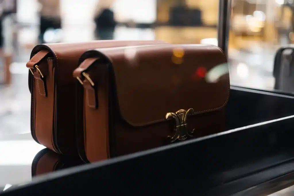 Luxustaschen verschiedener Marken auf eleganter Oberfläche mit Lederdetails und Metallbeschlägen