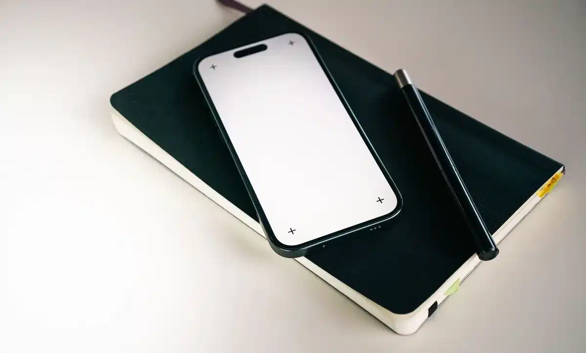 Smartphone mit Foto eines Produkts und Verpackung zur Dokumentation eines Rückrufs