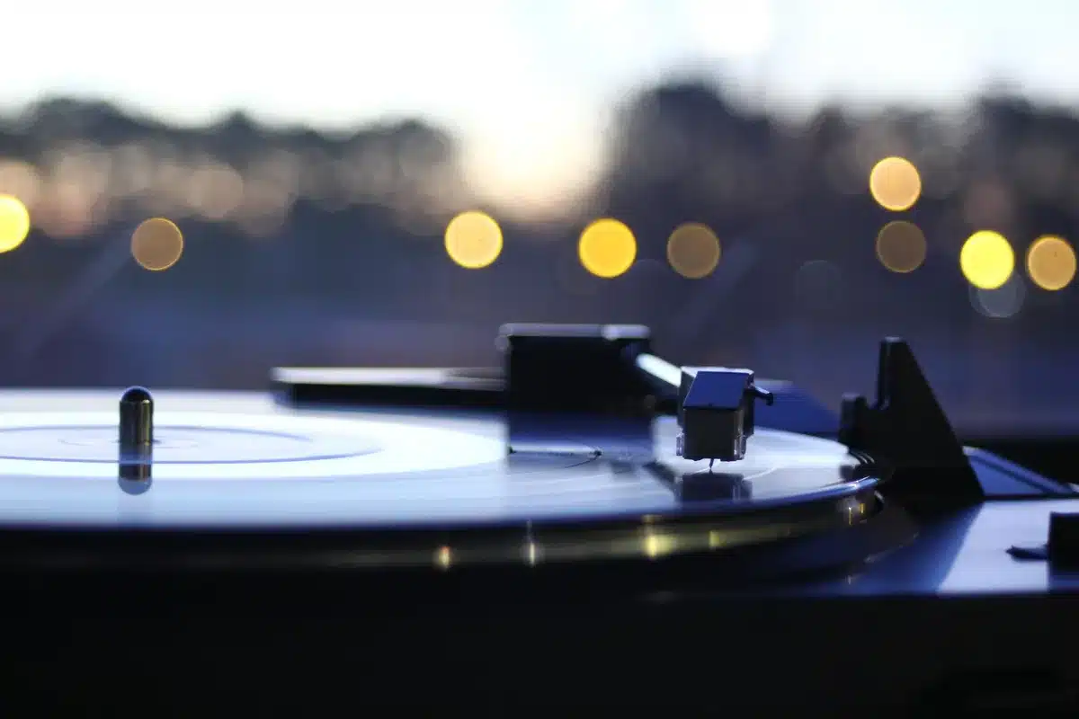 Alte Schallplatten und DJ-Equipment symbolisieren die Nostalgie für elektronische Musik der 90er