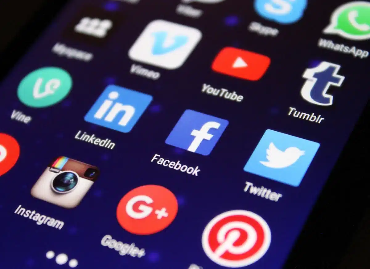 Influencer toont lifestyle en producten in geënsceneerde pose op sociale media
