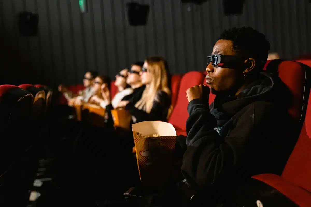Zuschauer in einem Arthouse-Kino während einer nachdenklichen Filmvorführung