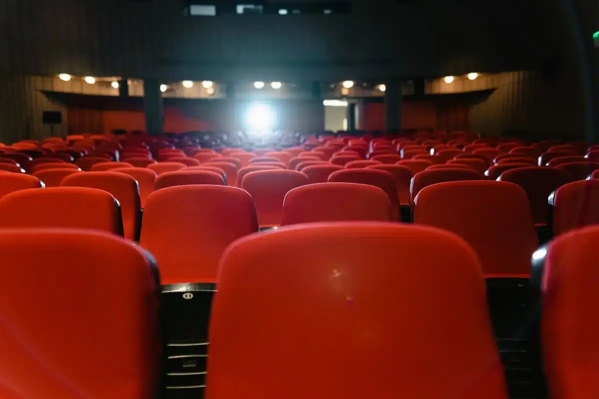 Publikum und Filmemacher bei einer Diskussionsrunde nach einer Filmvorführung