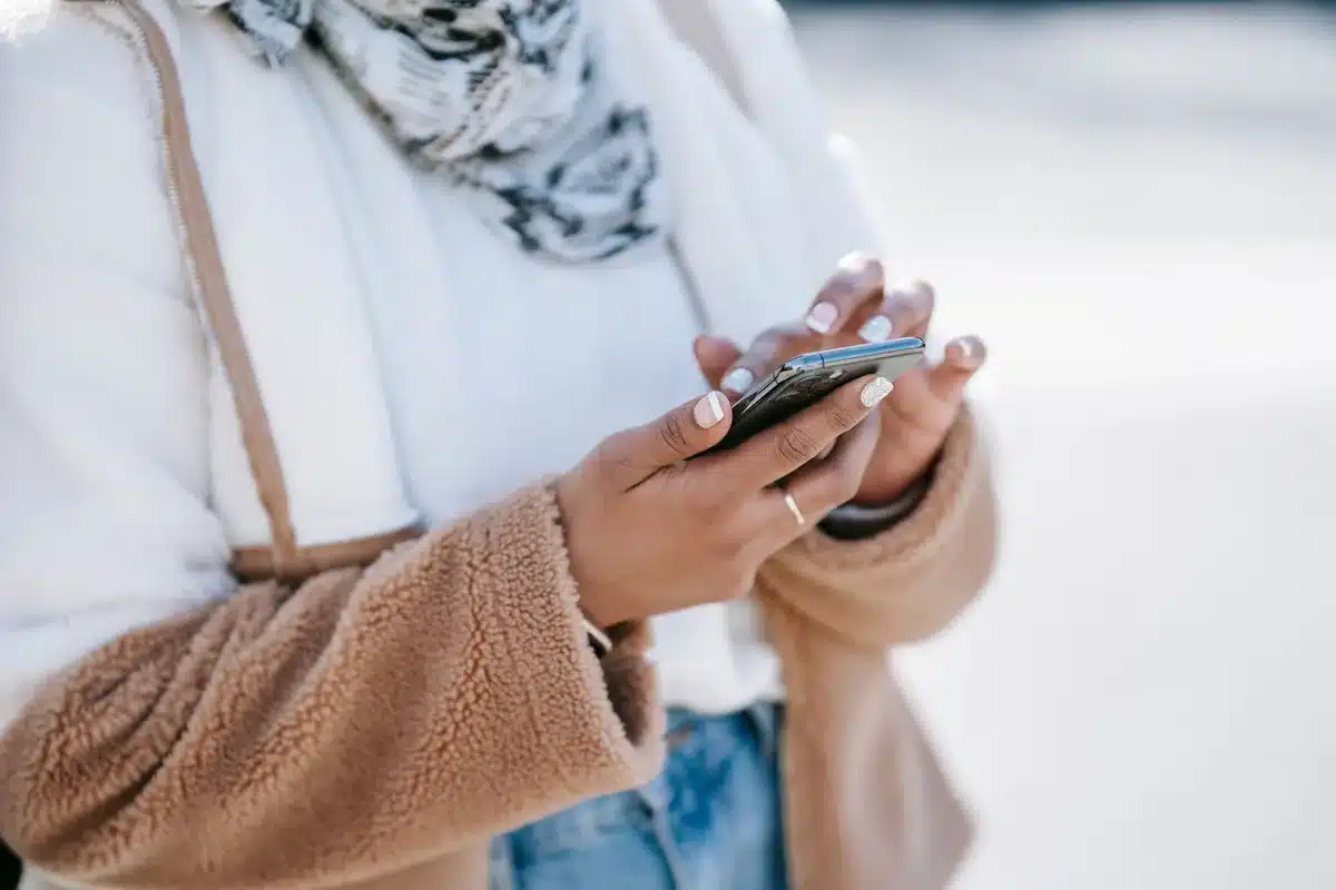 Iemand deelt een foto van een minimalistische ontbijt op sociale media