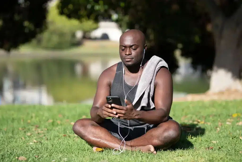 Minimalistische meditatieplek met kussen en telefoon op afstand