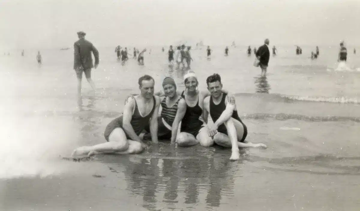 Historische Strandfotos zeigen ikonische Badeanzüge und Shorts verschiedener Generationen von Royals