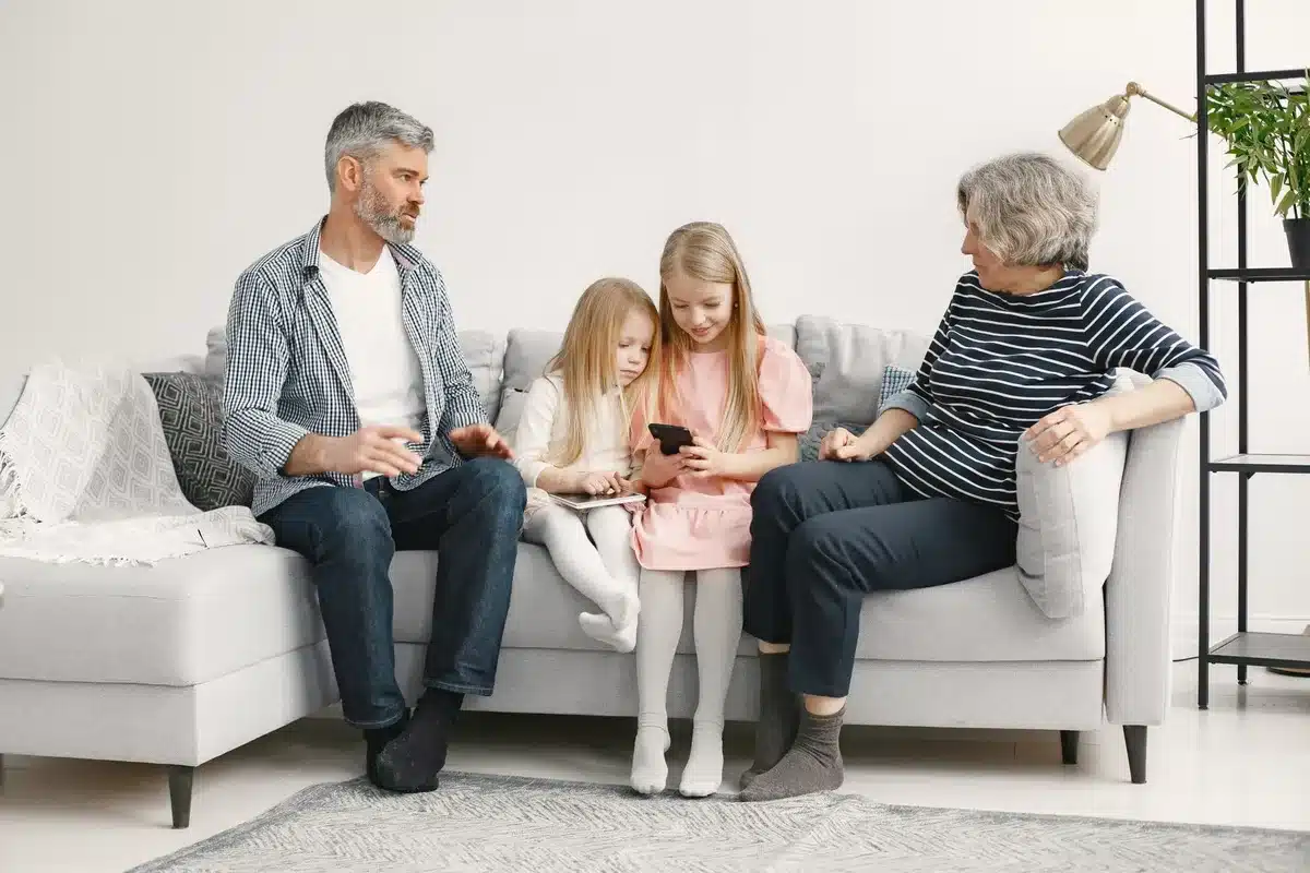 Mehrere Generationen teilen sich gemeinsame Wohnräume in einem Haus