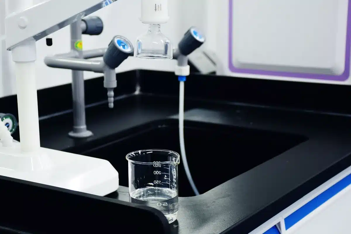 Person prüft Wasserqualität und Sichtbarkeit eines Sees vor dem Baden