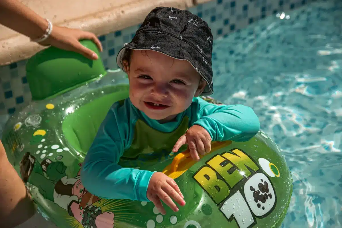 Familie beim sicheren Baden mit Kindern an einem überwachten Badeplatz