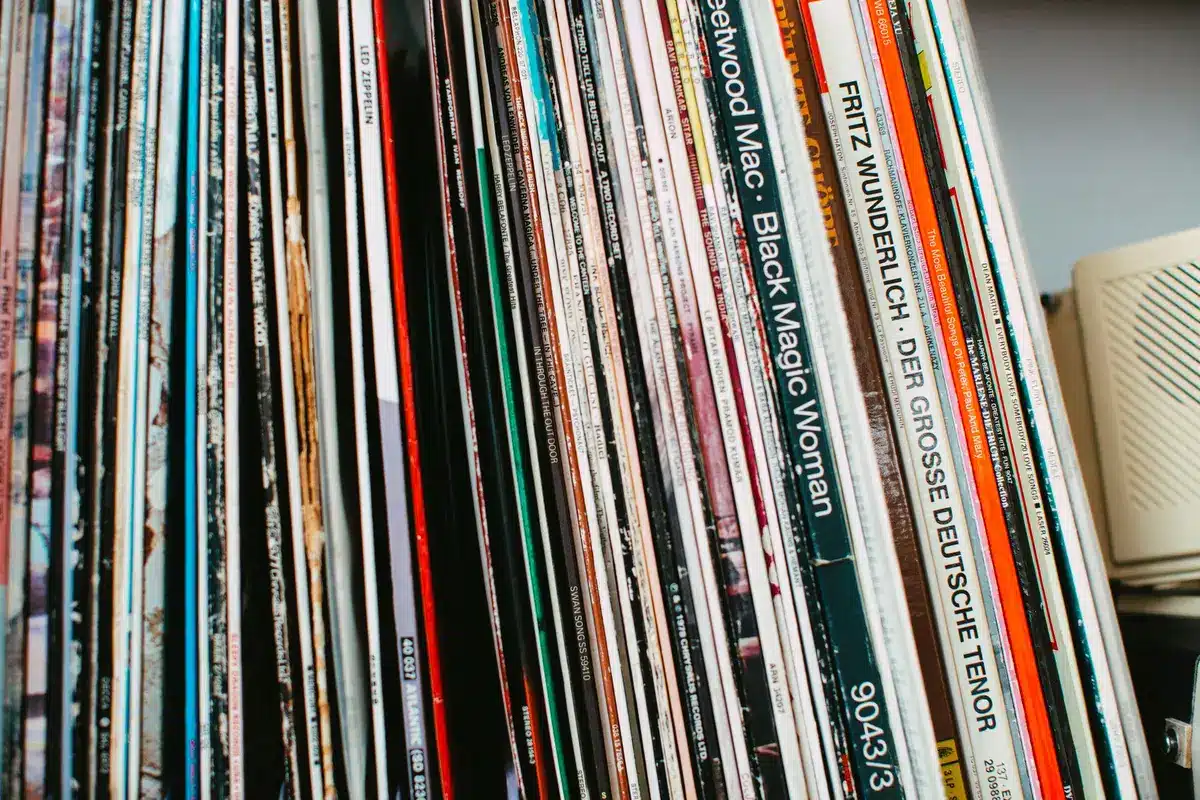Eine Sammlung von Schallplatten in Regalen zeigt das wachsende Interesse am Vinyl-Medium