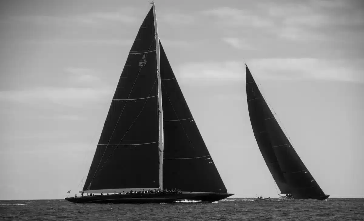 Klassieke J-Class zeilboot onder volle zeilen op open water