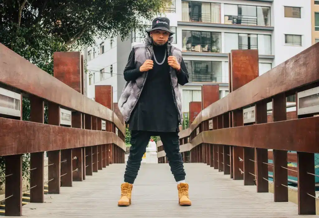 Stilvolle Menschen in minimalistischen, überlagerten Outfits auf einer urbanen Straße mit gedämpften Farbtönen und State