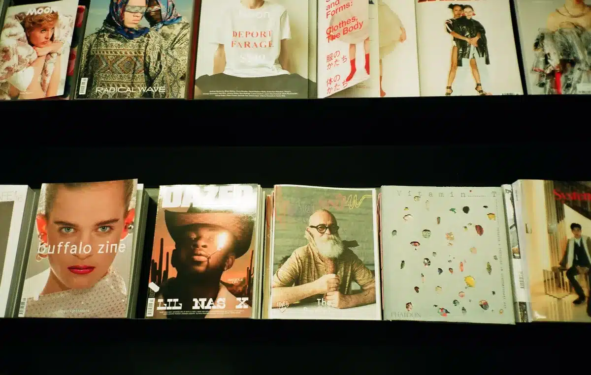Sammlung von Modemagazin-Covern aus den 90er-Jahren mit ikonischen Looks