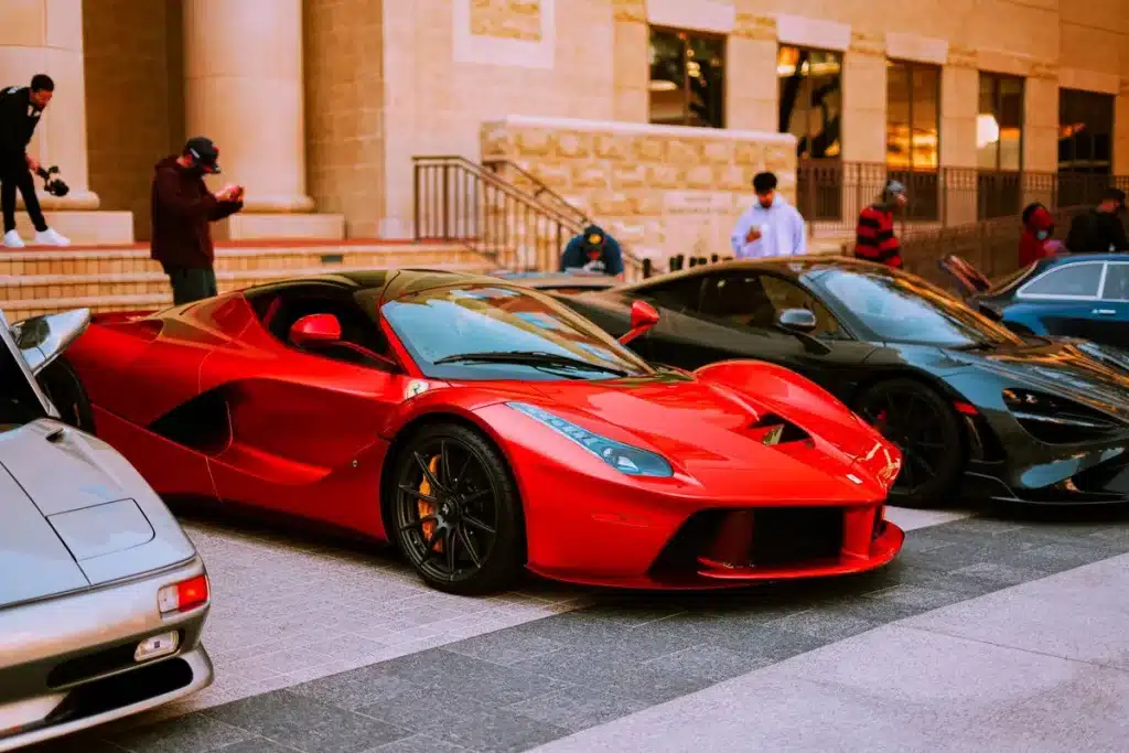 Exclusieve autoshow op golfterrein met rijke verzamelaars en luxe supercars in avondlicht