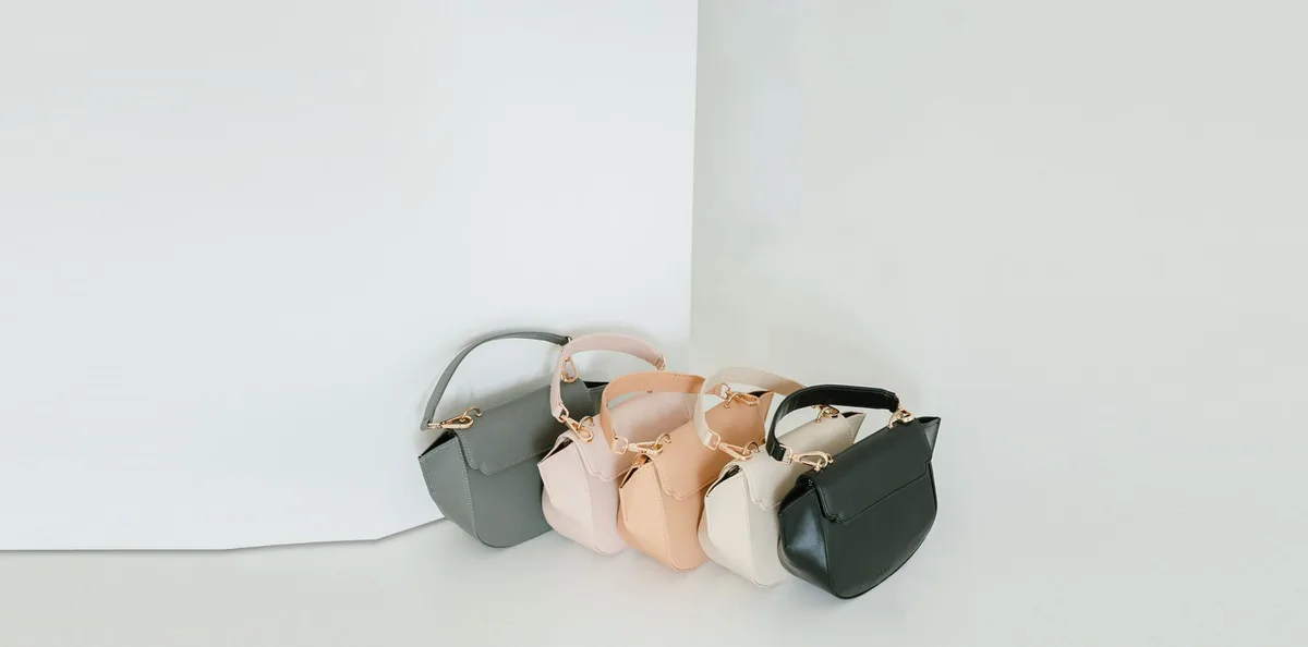 Auswahl hochwertiger Designer-Handtaschen aus Leder und geflochtenen Materialien