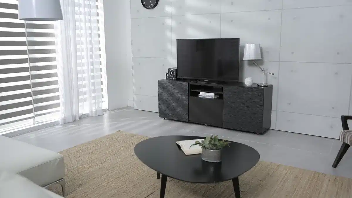 Altes Wohnzimmer mit Fernseher im 2000er‑Stil, Symbol für Nachmittagsfernsehen