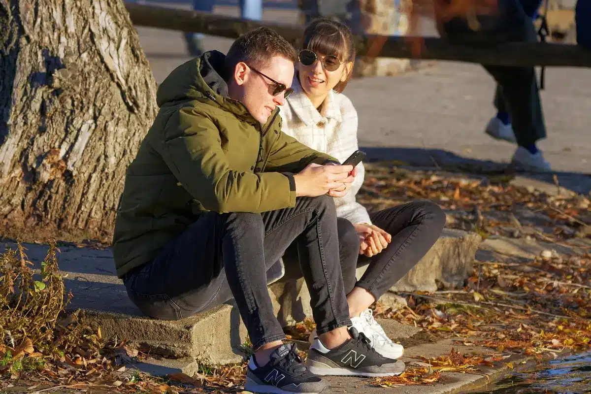 Paar im Alltag beim vertrauten Gespräch, ohne Gesichter erkennbar