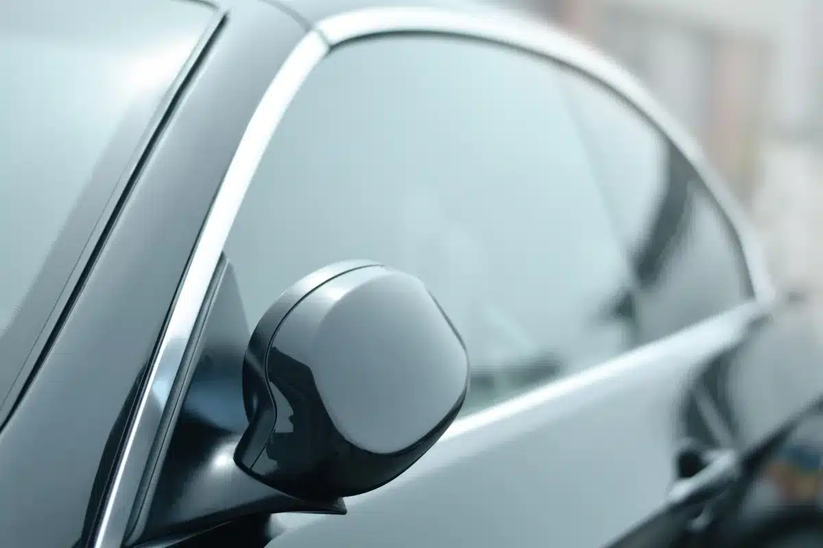 Matzwarte sportauto met agressieve aerodynamica en diepe designlijnen