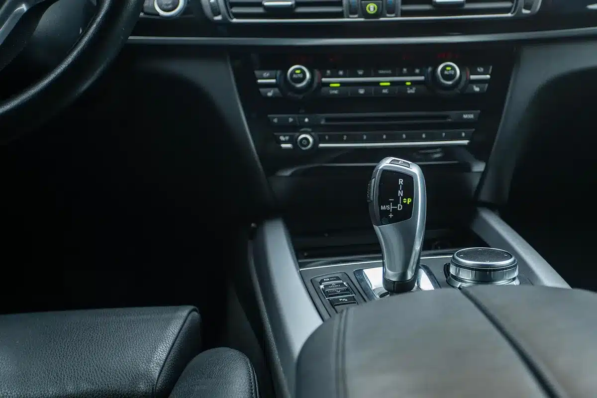 Luxe auto-interieur met leder en alcantara bekleding