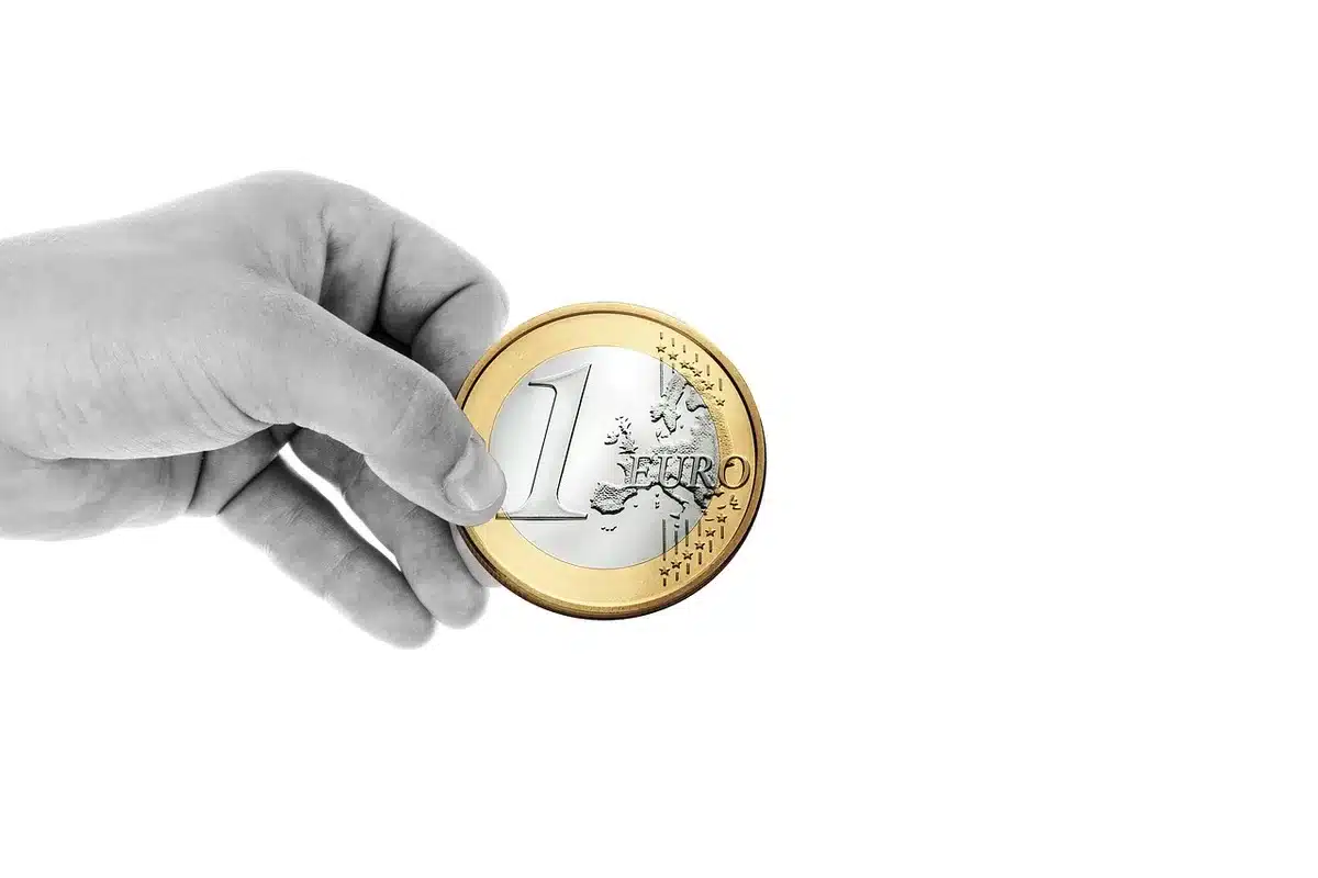 Hand die contant geld vasthoudt en telt