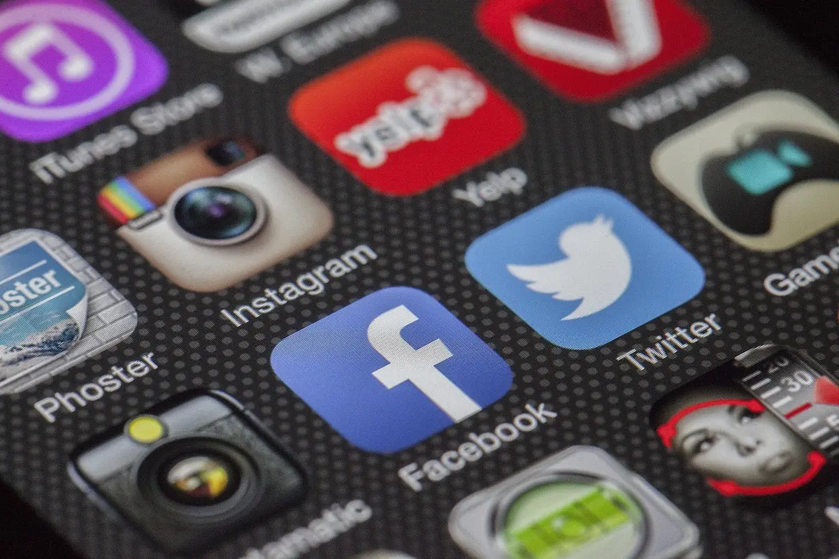 Smartphone-scherm met Instagram-feed vol gelijksoortige beelden en esthetische inhoud