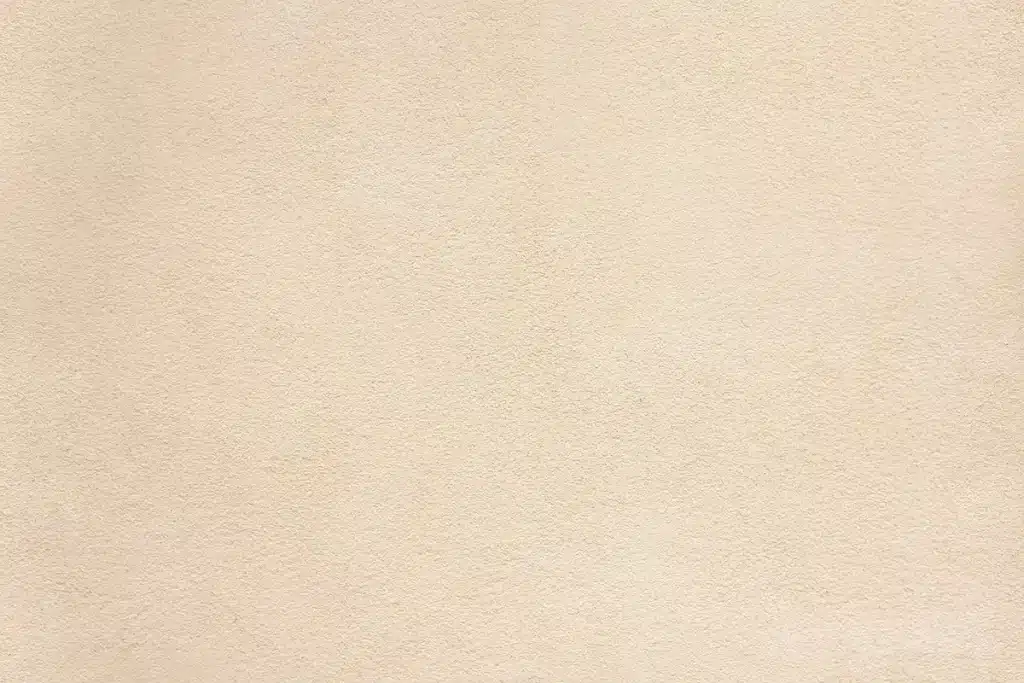 Verzameling identieke beige en neutrale interieurobjecten in een modern interieur