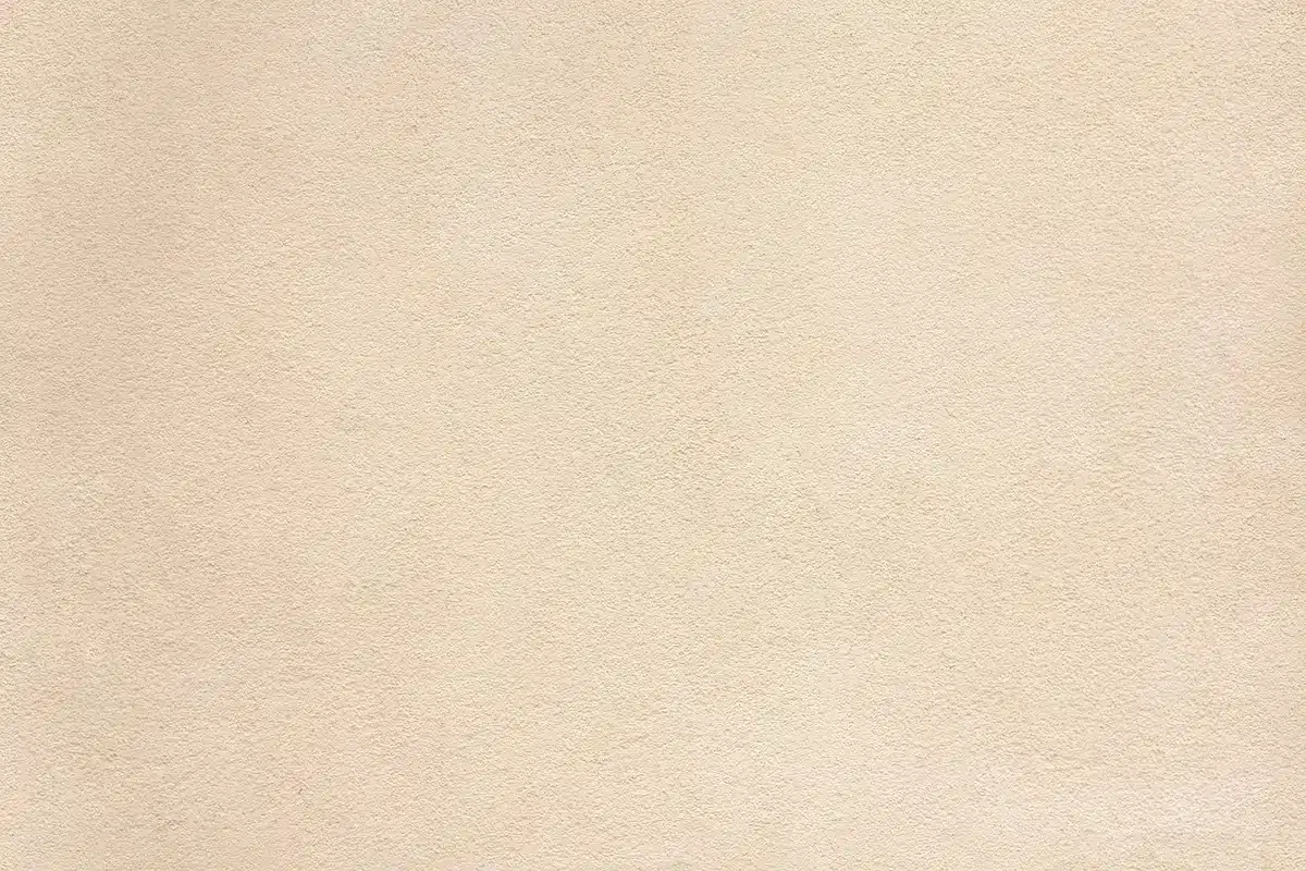 Verzameling identieke beige en neutrale interieurobjecten in een modern interieur