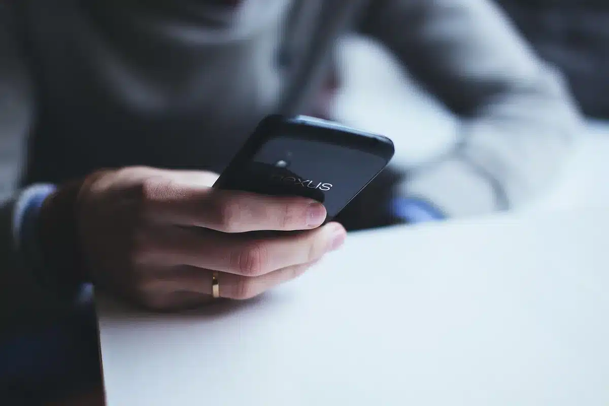 Iemand die een bericht typt op een smartphone