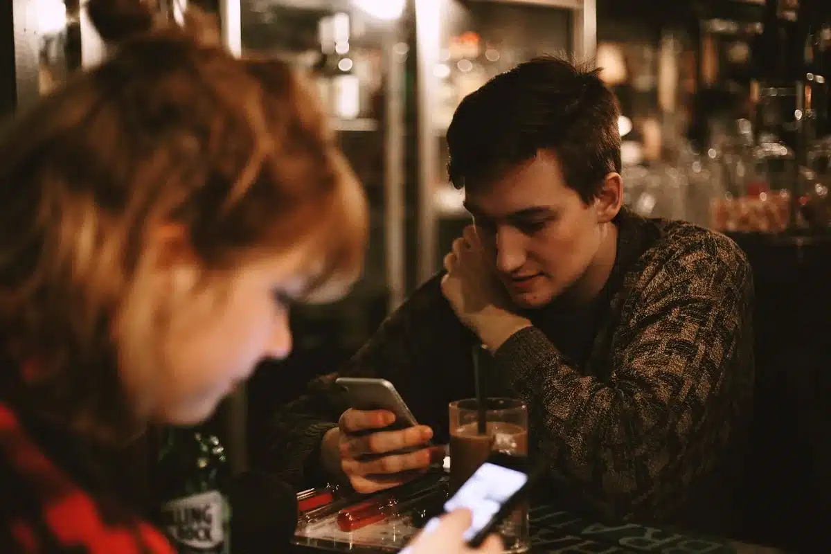Zwei Personen im Café, die vertraut miteinander sprechen